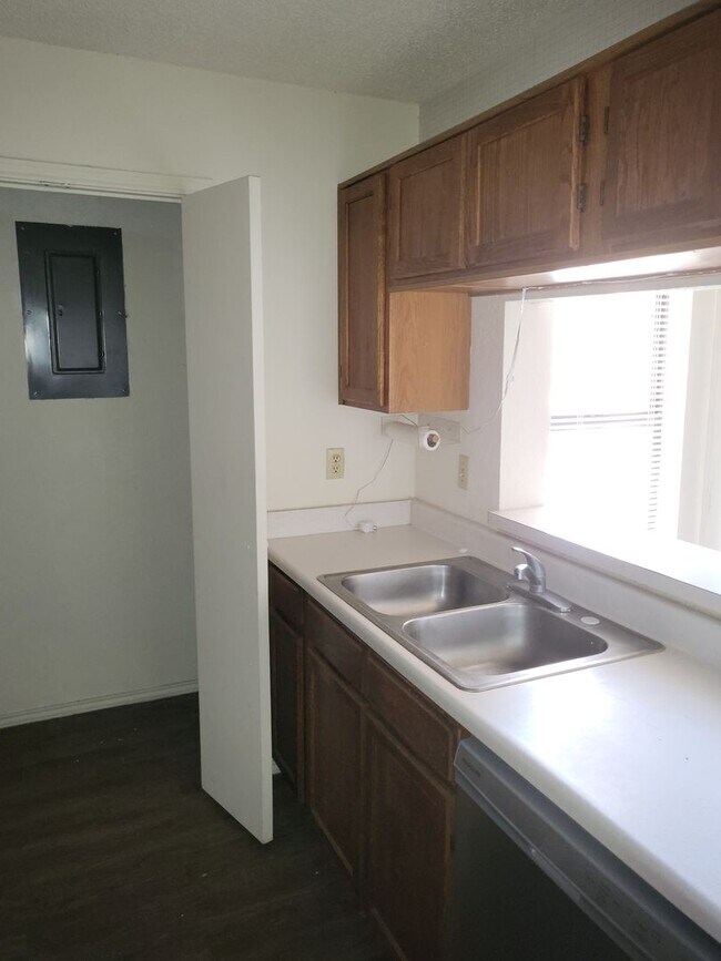 Building Photo - 1741 Crest Grove Dr