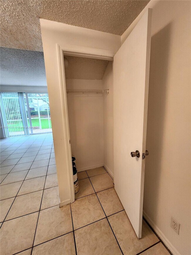 Building Photo - 1050 Sorrento Dr