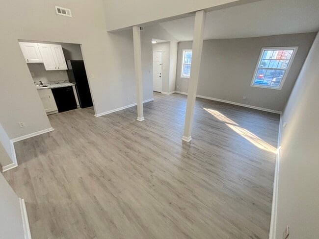 Building Photo - UPDATED 2BED/1BATH TOWNHOME IN TOWN CENTER VIRGINIA BEACH!!!!!