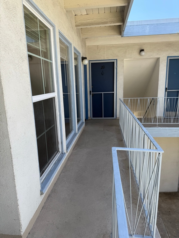 Building Photo - 1909 Beachwood Dr