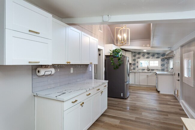 Building Photo - Remodeled Craftsman with Large Yard!