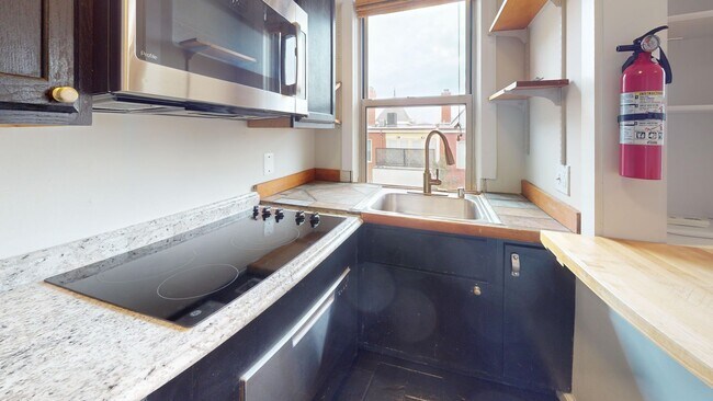 Building Photo - Historic Capitol Hill One Bedroom W/Open Floor Plan & Fireplace