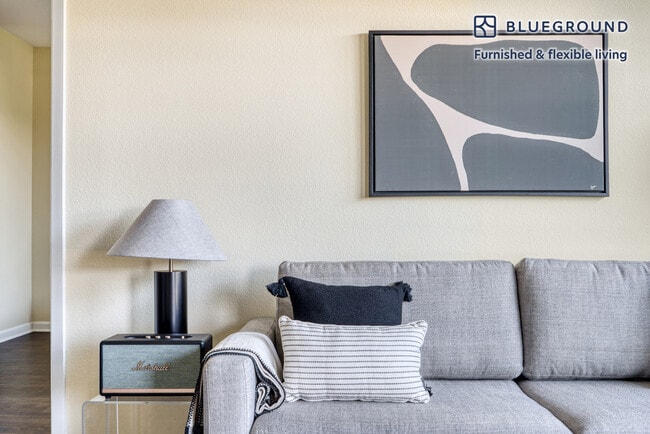 Building Photo - 853 Commodore Dr