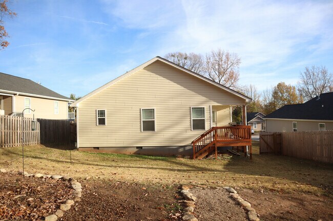 Building Photo - 203 Paris View Dr