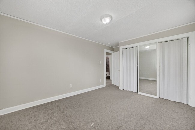 Building Photo - Spacious 3 bed 1.5bath Brick Colonial
