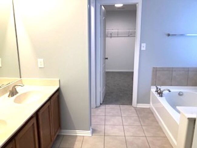 Building Photo - ***Spacious DREAM HOME w/Fresh Paint New A...
