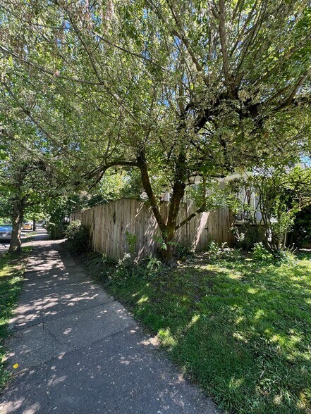 Building Photo - 634 NE 28th Ave