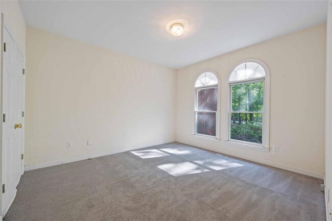 Building Photo - 219 Deerhill Dr
