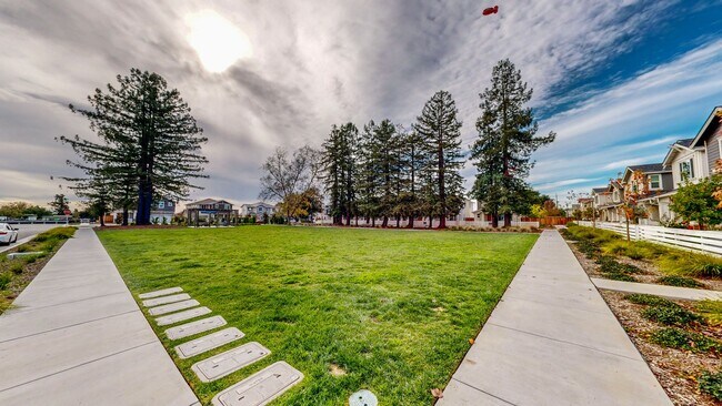 Building Photo - 2782 Sassy St