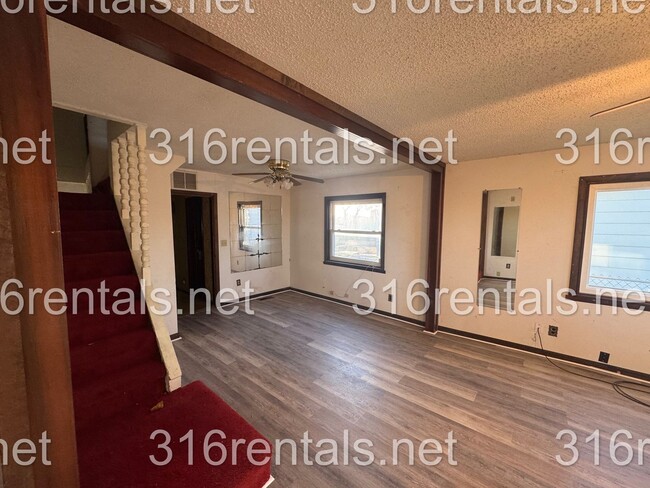 Building Photo - $895 - 3 bed 1 bath - Single Family Home