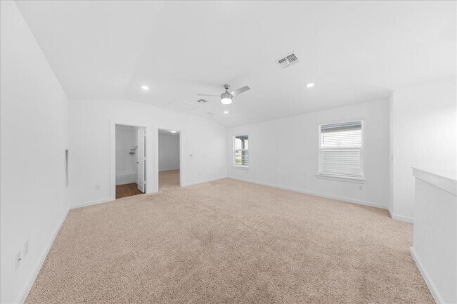Building Photo - 3200 Egan Dr