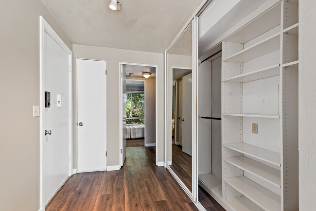 Building Photo - 954 Lea Dr
