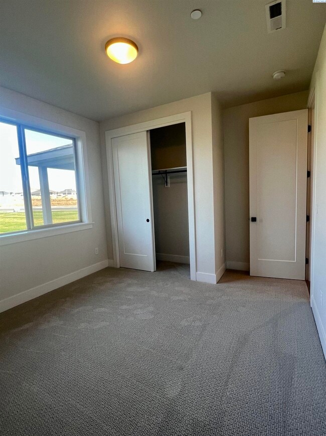 Building Photo - West Vinyard Estates 3 br plus den 4 car