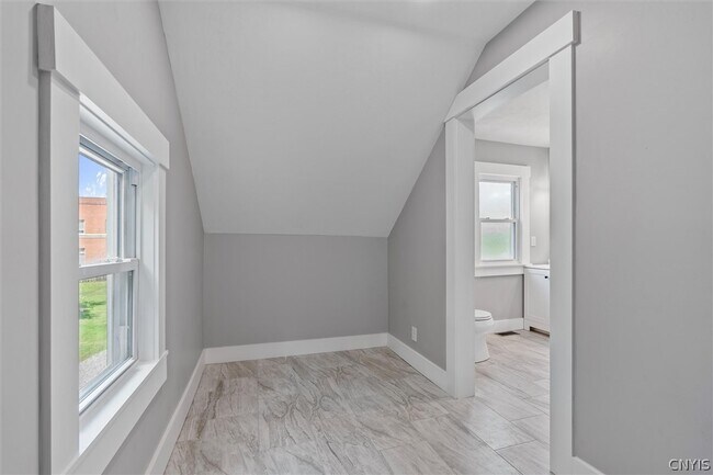 Building Photo - 106 Wellington Rd