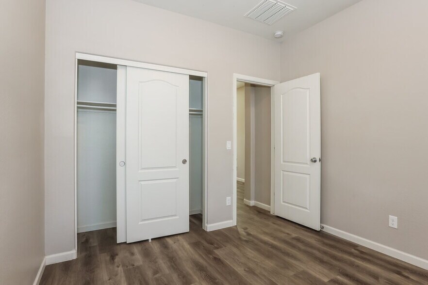 Building Photo - 4845 S 243rd Dr