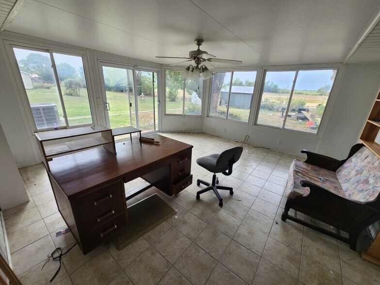 Sun room - 1204 Prairie View Rd