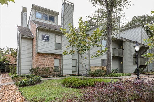 Building Photo - 17417 Red Oak Dr