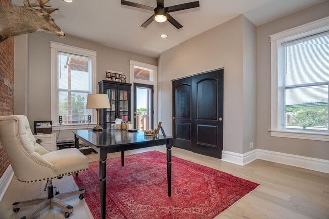 Building Photo - STUNNING Benton Park Townhome