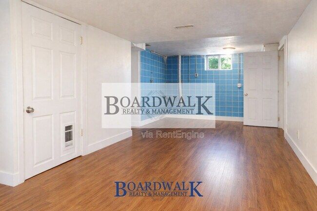 Building Photo - 2725 Lake St