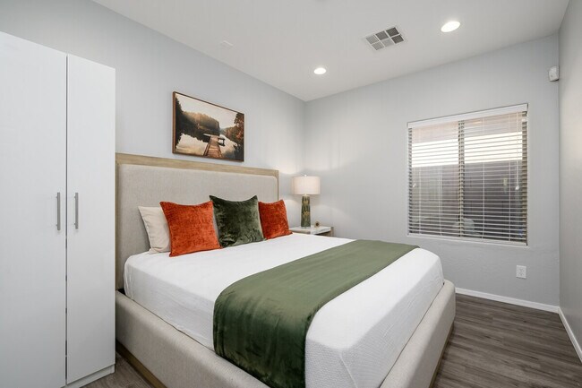 Building Photo - 5538 W Andrea Dr