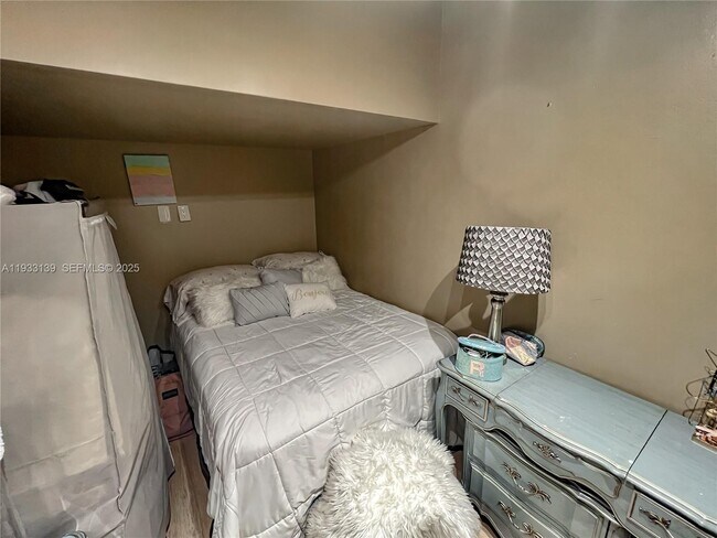 Building Photo - 10110 SW 166th Ct