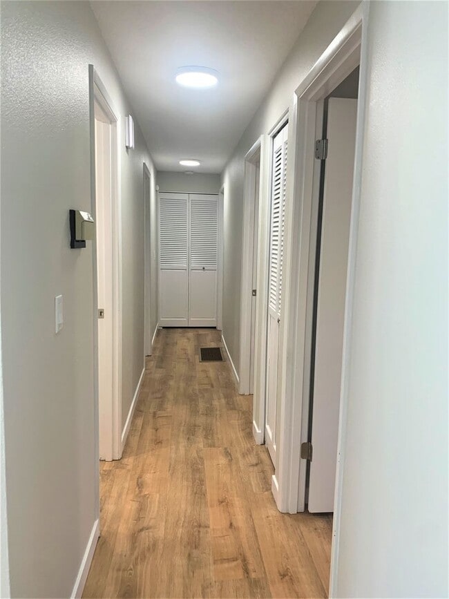 Building Photo - Desirable Cascade Park Location with Many ...