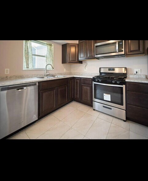 Building Photo - 121 Birdseye View Dr