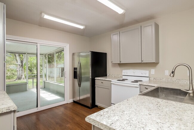 Building Photo - Bright 2-Bedroom Home with Spacious Screened Porch