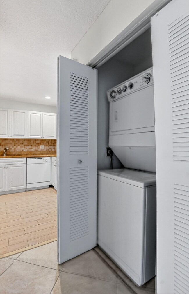 Building Photo - 6695 Via Regina