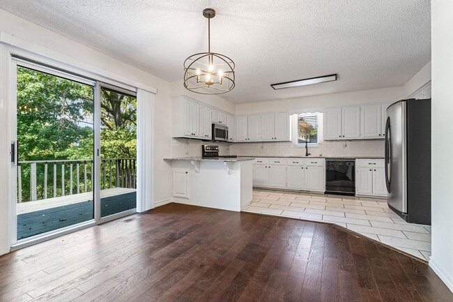 Building Photo - 7 Whitwick Ln