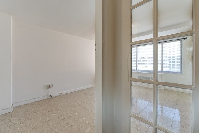 Building Photo - Spacious & Bright Junior One Bedroom at River Place North