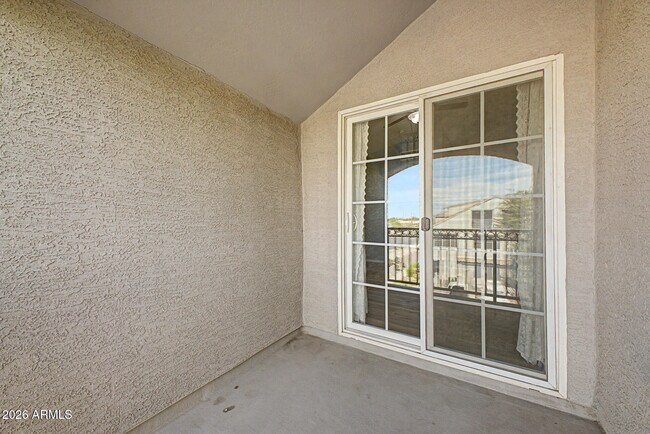 Building Photo - 2233 E Huntington Dr