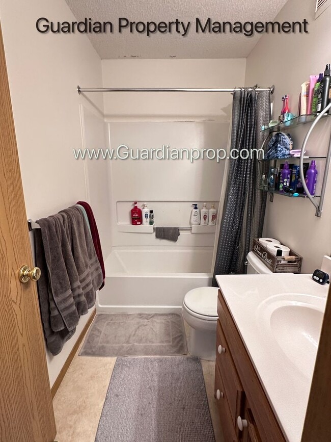 Building Photo - Apple Valley Town Home, 1 Car Garage, Laundry in Unit, Storage