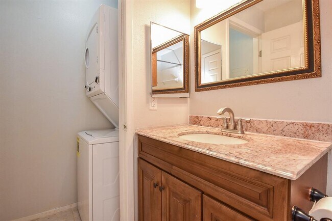 Building Photo - 10855 Meadowglen Ln