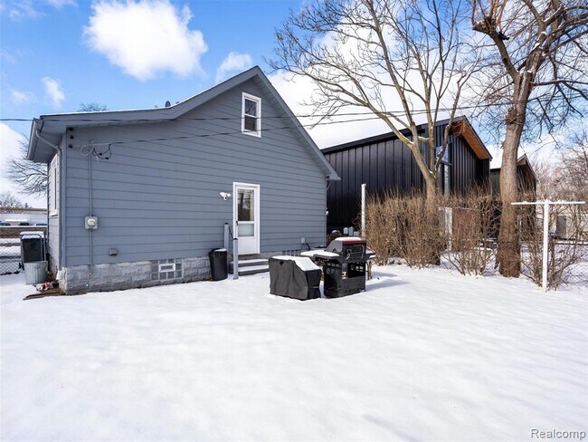 Building Photo - 23110 Carlisle Ave