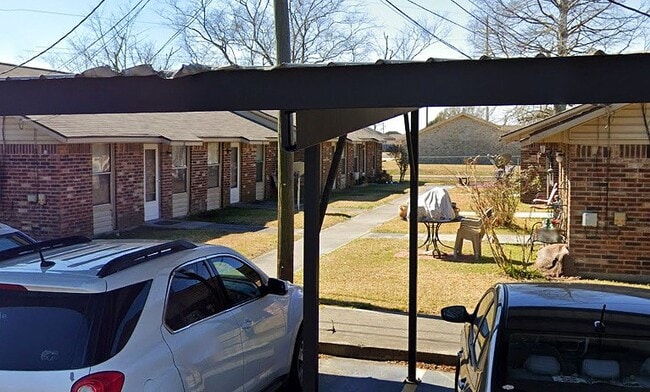 Building Photo - 425 Memorial Dr