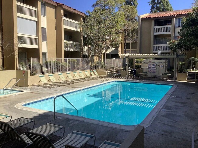 Building Photo - Large 2-bedroom condo at the Plaza Condos in Pacific Beach