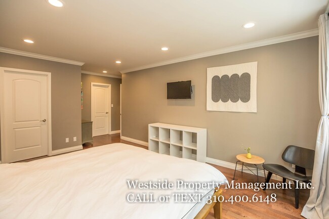 Building Photo - Amazing Location in Santa Monica 2BD/2BA