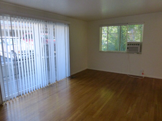 Building Photo - 475 N St E