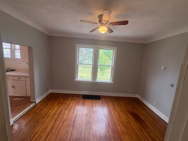 Building Photo - Cute 2 Bedroom Located Near Local Hospital