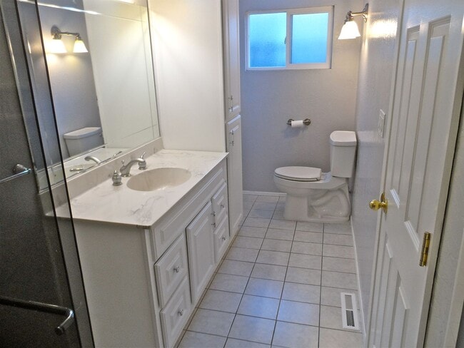 Building Photo - Charming Castro Valley Home: Spacious Livi...