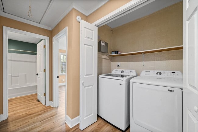 Building Photo - 2 Bedroom Pet Friendly Home For Rent Near Madison Street!