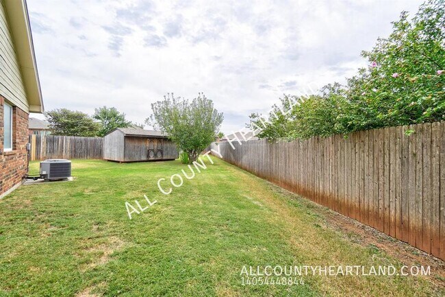 Building Photo - 2008 SE 7th Ct