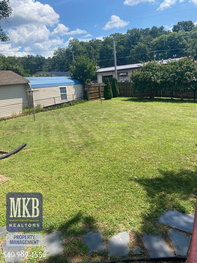 Building Photo - 3 Bedroom 2 Bath Brick Ranch- Hidden Valley School Zone