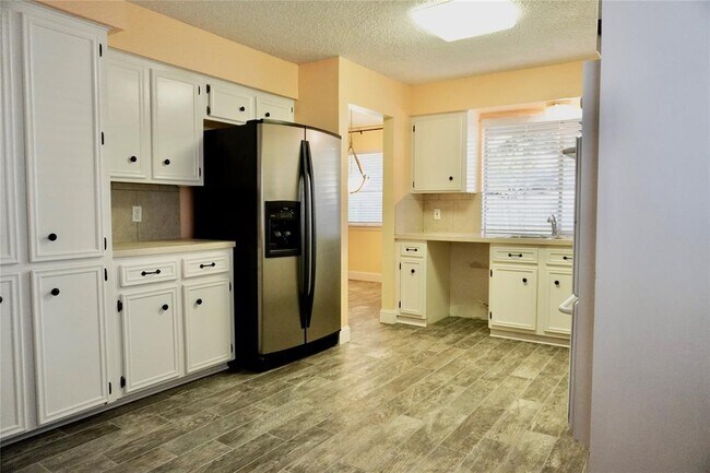 Building Photo - 10519 Sagetrail Dr