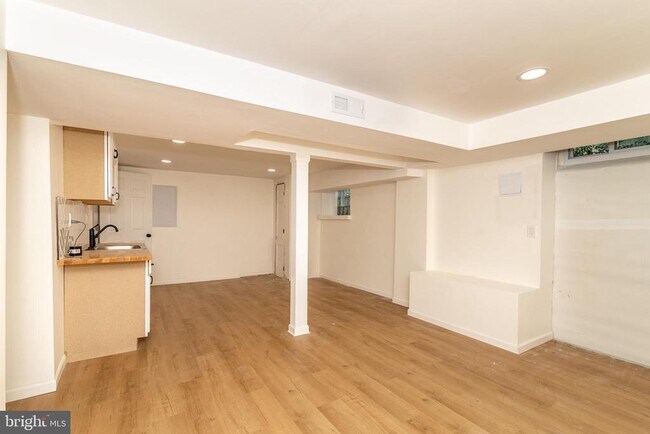 Building Photo - 1800 Lark Ln