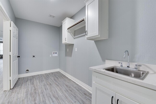 Building Photo - 10622 Rustling Oaks Dr