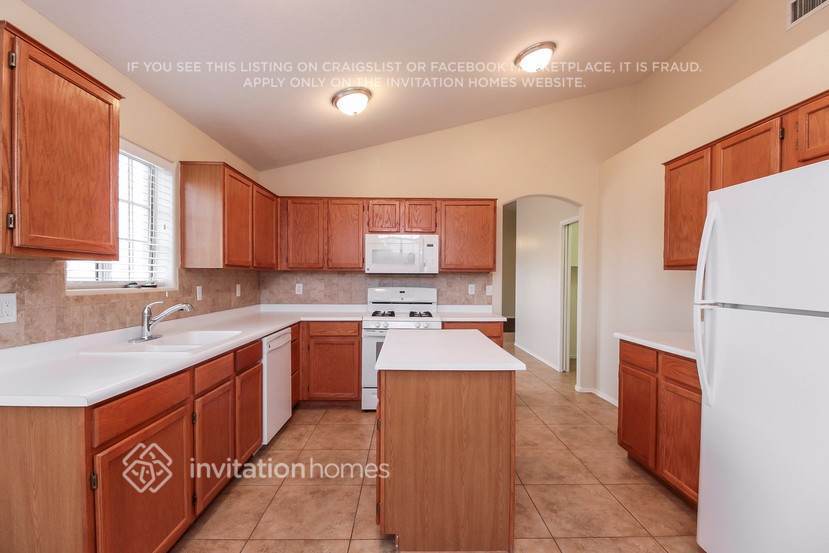 Building Photo - 13146 W Alvarado Cir