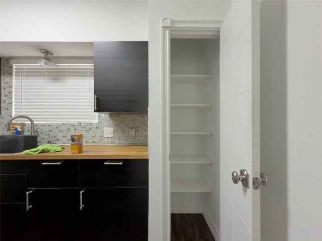 Building Photo - 6500 Harbor Town Dr