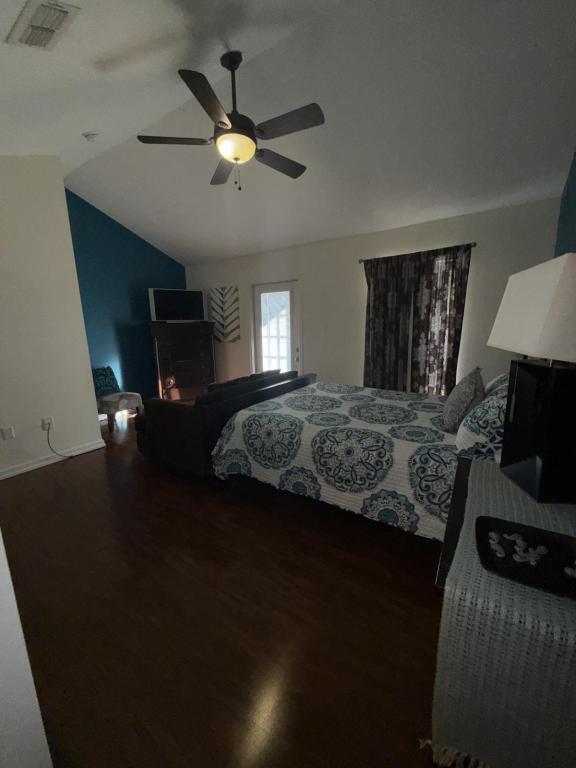 Building Photo - 1131 Century Oaks Dr